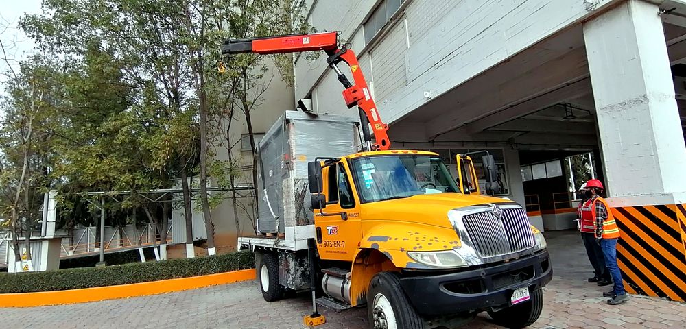 Maniobra de transformador con grúa hidráulica en sitio de proyecto