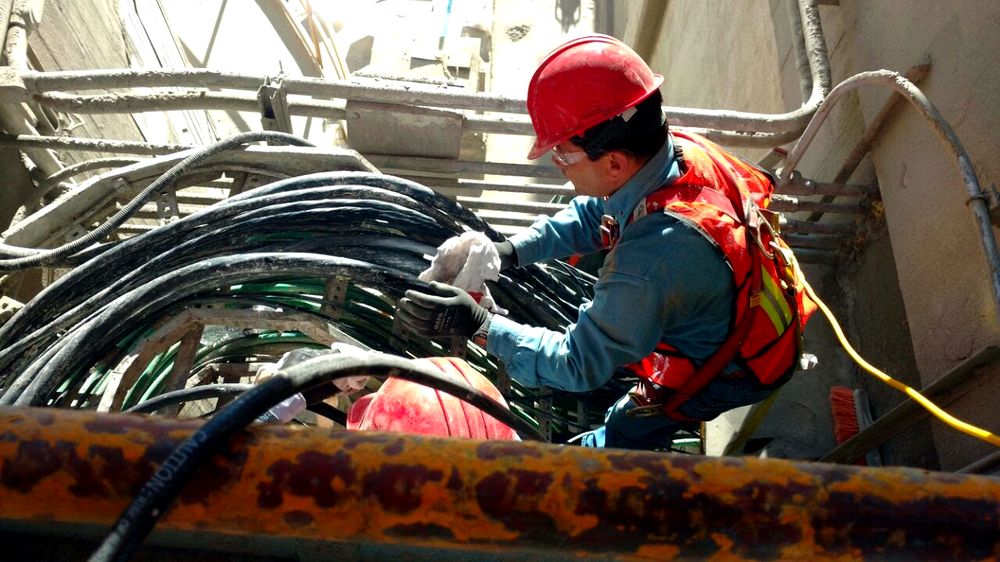 Técnico ZOHMA trabajando en tendido de cableado industrial