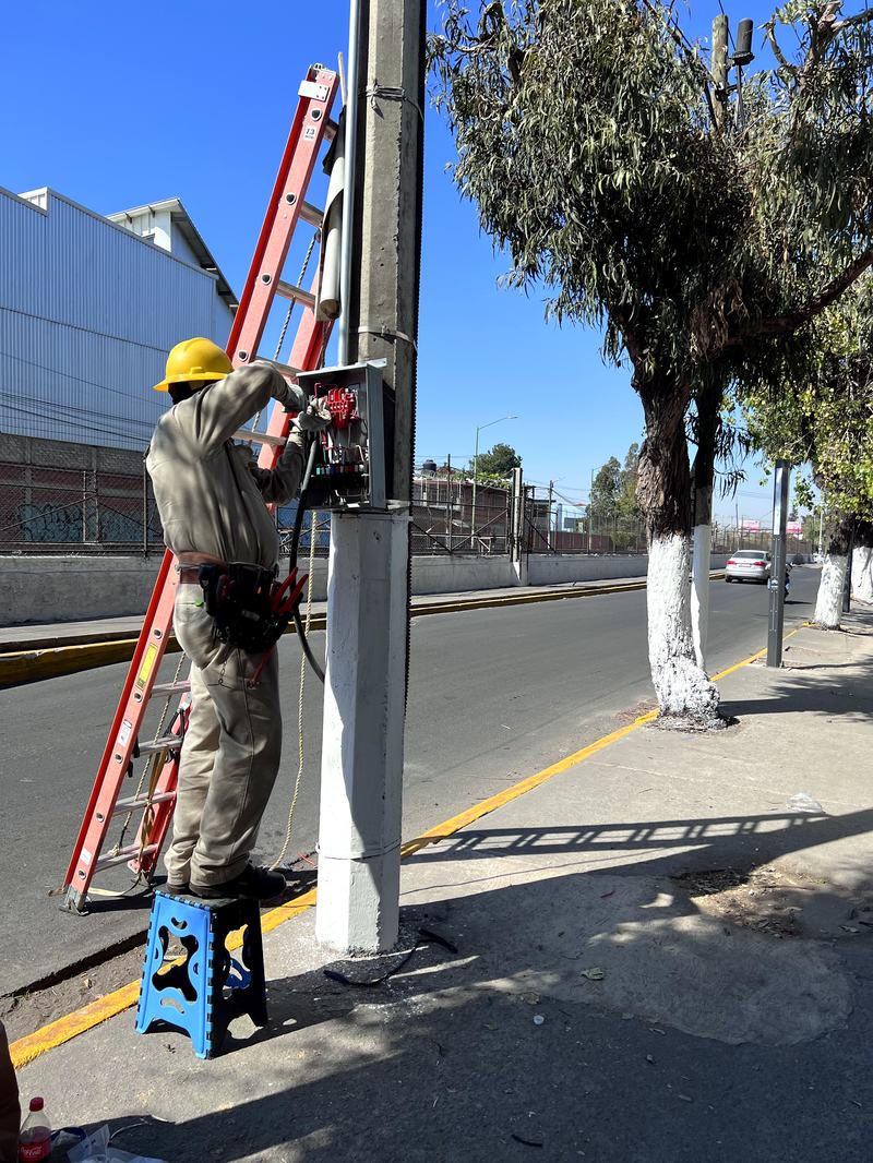 Técnico ZOHMA realizando mantenimiento eléctrico especializado