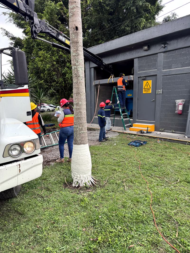 Cuadrilla ZOHMA realizando instalación eléctrica en subestación con grúa