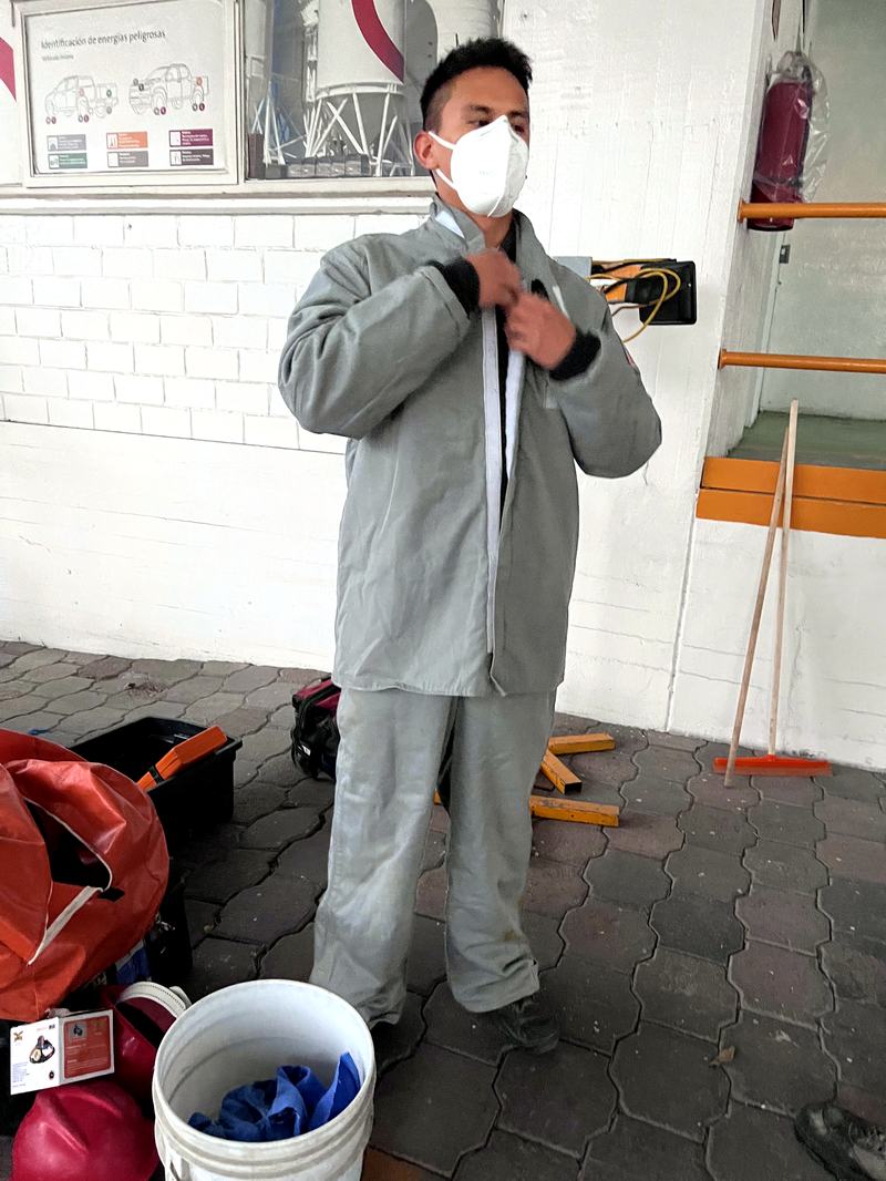 Técnico ZOHMA colocando equipo de protección personal antes de intervención eléctrica