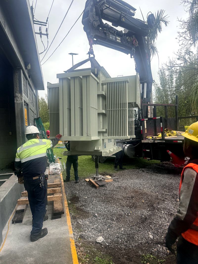 Instalación de transformador de gran capacidad con grúa en planta industrial