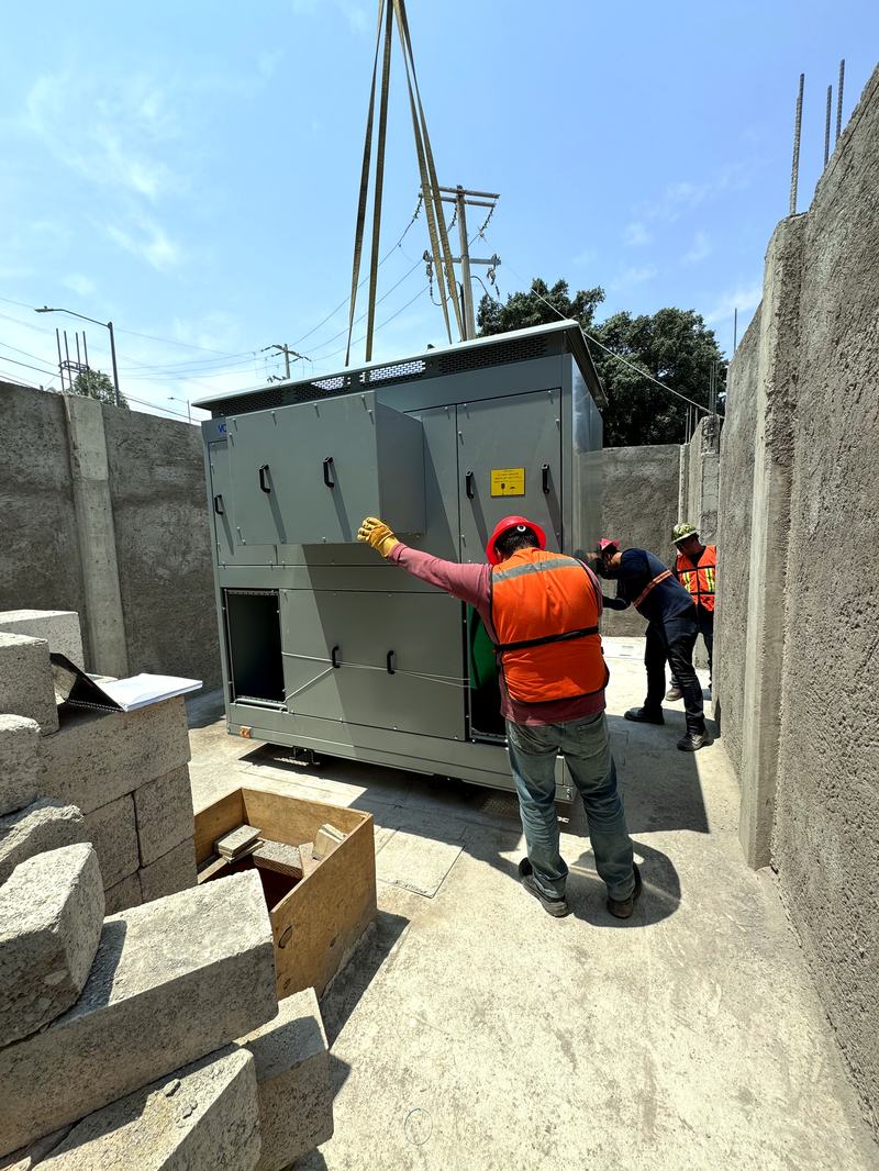 Instalación de subestación compacta ZOHMA con grúa en obra